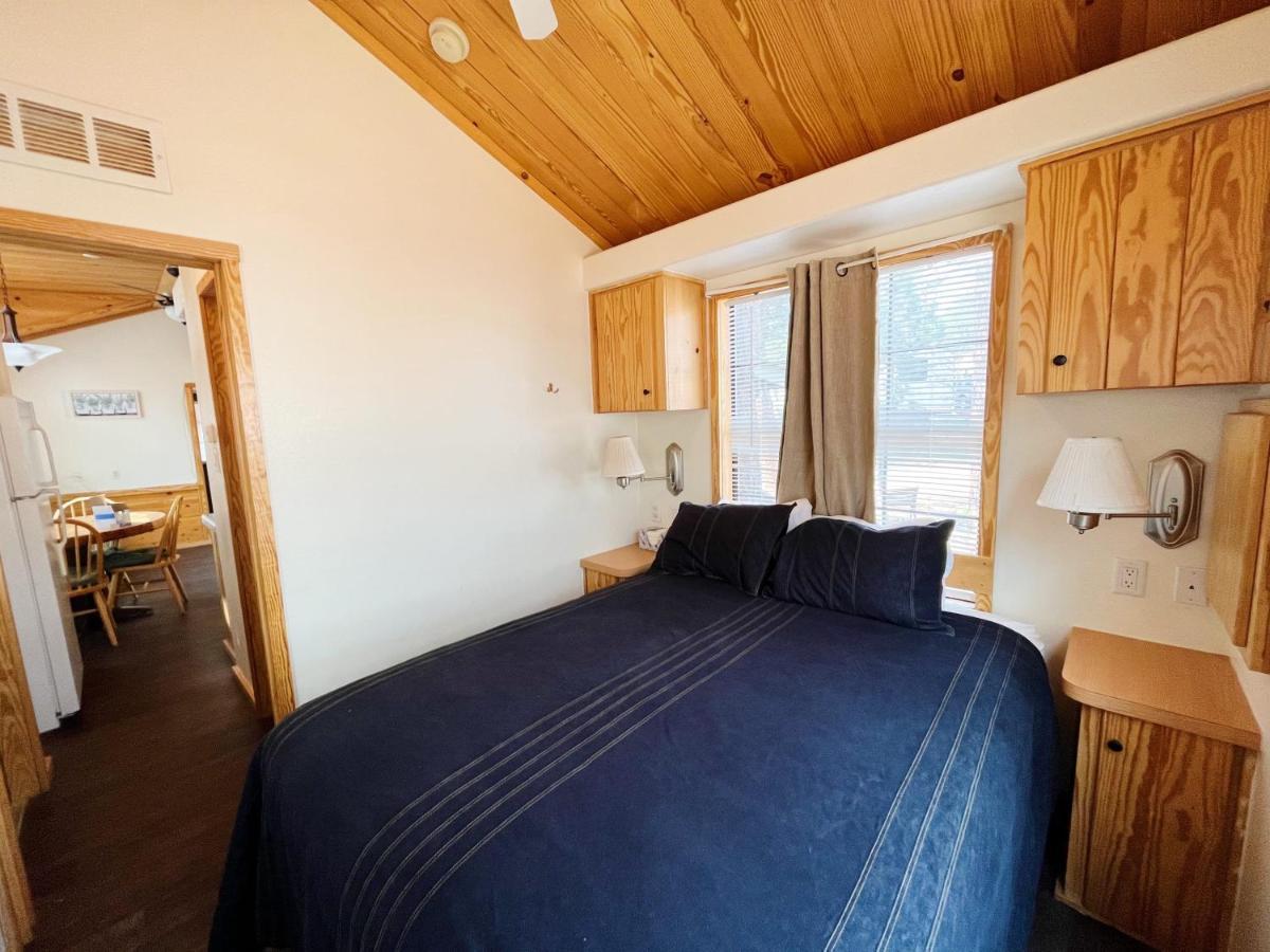 Sally'S Cabin Is A Quaint Two Bedroom Tiny Home Woodland Park Eksteriør bilde