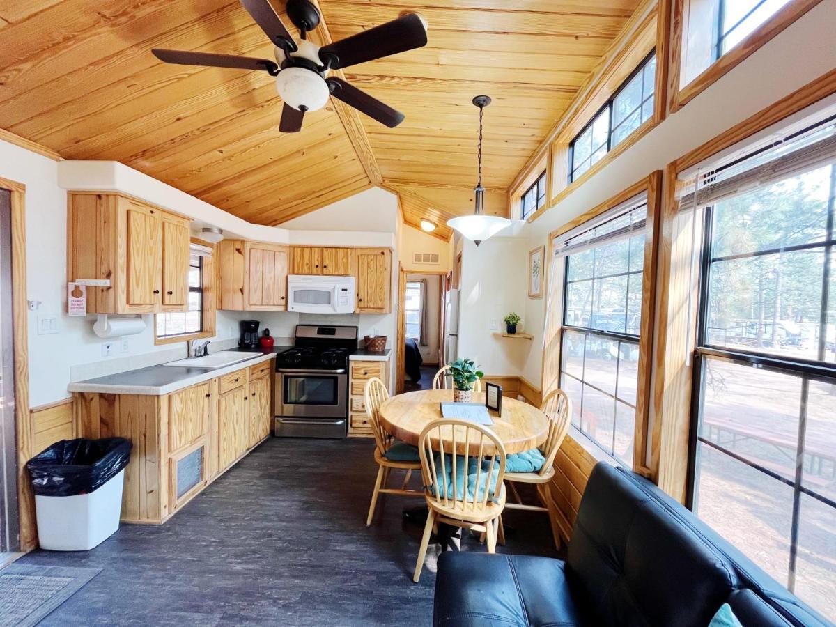 Sally'S Cabin Is A Quaint Two Bedroom Tiny Home Woodland Park Eksteriør bilde